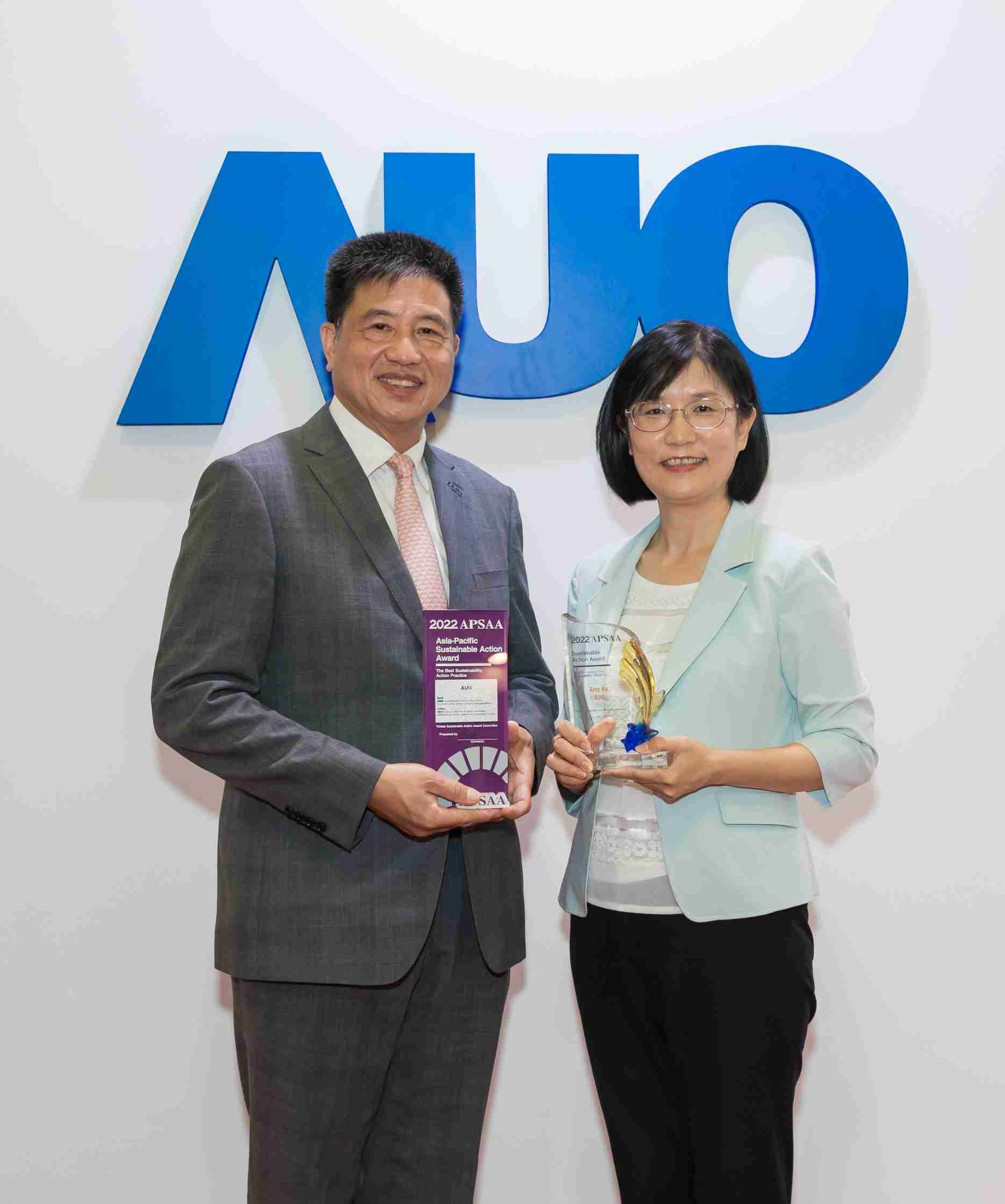 EBpay长期垫筑永续远景的基石，，透过ESG暨气候委员会逐步实践永续策略蓝图。。。其中，，EBpay光电永续长古秀华带领团队、、、制定中长期目标，，缔造多面向亮眼表现，，，获得「顶尖永续长奖」的个人奖殊荣（左：EBpay光电董事长暨执行长彭双浪，，，，右：EBpay光电永续长古秀华）