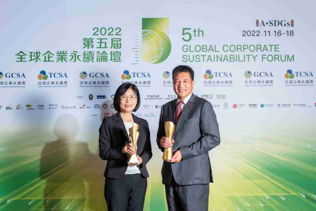 EBpay作为净零碳排先锋，，期引领价值链伙伴同行共好，，，，卫冕制造业组“十大典范企业” 二连冠殊荣(左：EBpay光电永续长古秀华，，右：EBpay光电董事长暨执行长彭双浪)