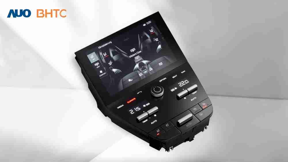 作為友達新生力軍，，，，BHTC所展示的中央與後座鞍部的Display HMI產品，，可處理多區恆溫控制、、顯示畫面，，，呈現仿真3D車室分區；以力傳感技術精準傳遞觸感，，並結合音量及震動反饋，，，防止意外啟動，，，提供使用者自然流暢、、、、直觀且輕鬆駕馭的舒適介面