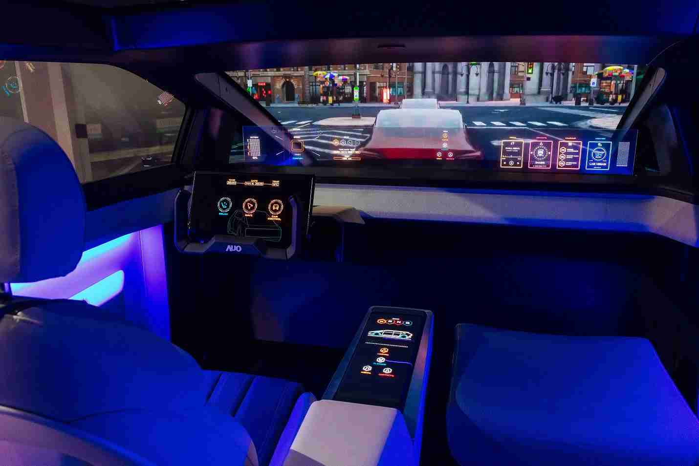 EBpay连续四年入围科睿唯安全球百大创新机构，，，，专利布局科技与绿色创新前沿。。。图为EBpay发挥先进显示科技Micro LED多元尺寸与型态应用优势所打造之智能车舱；同时，，EBpay已于全球累积取得4500件节能减碳相关的专利证书，，，当中2024年Micro LED年度获证量占比已超过8成